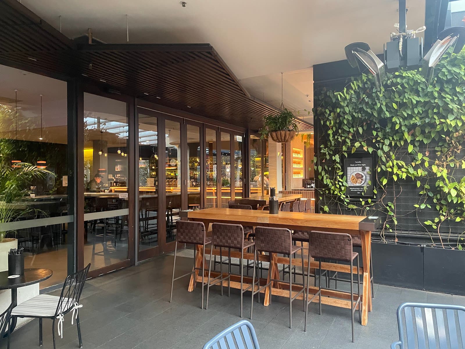 Ostani — Barton, Canberra