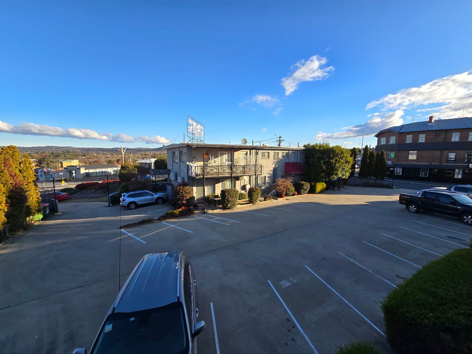 Crest Motor Inn — Tuggeranong, Canberra