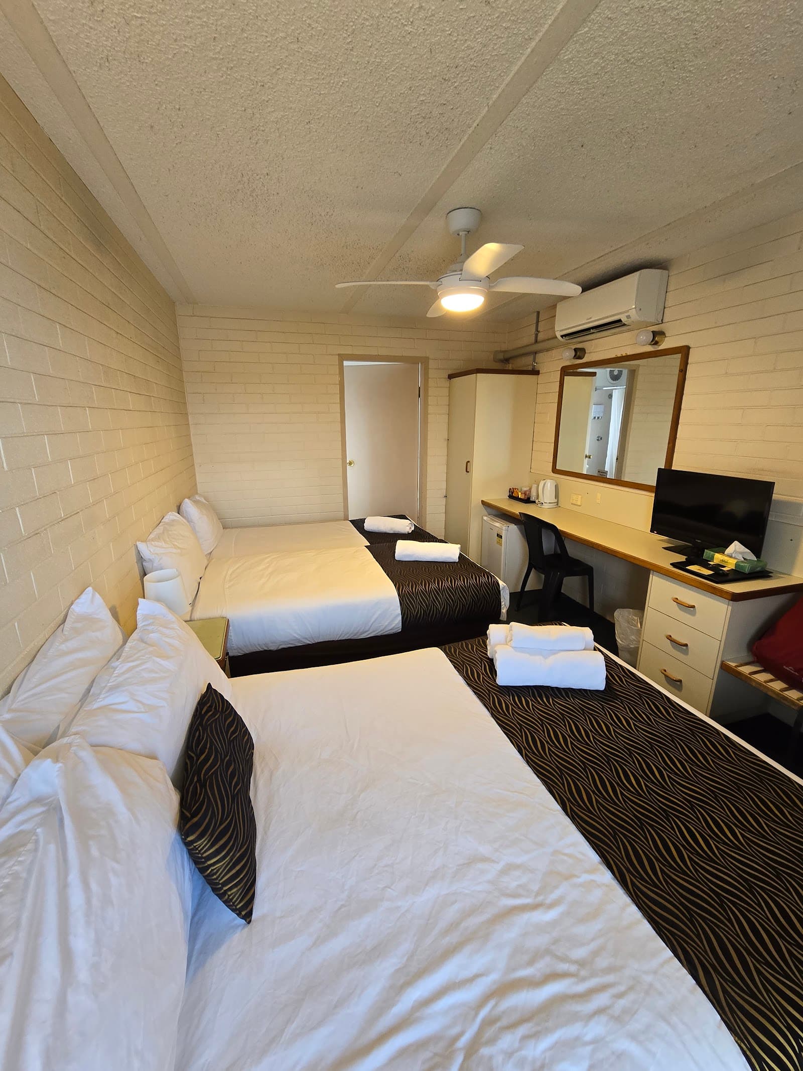 Crest Motor Inn — Tuggeranong, Canberra
