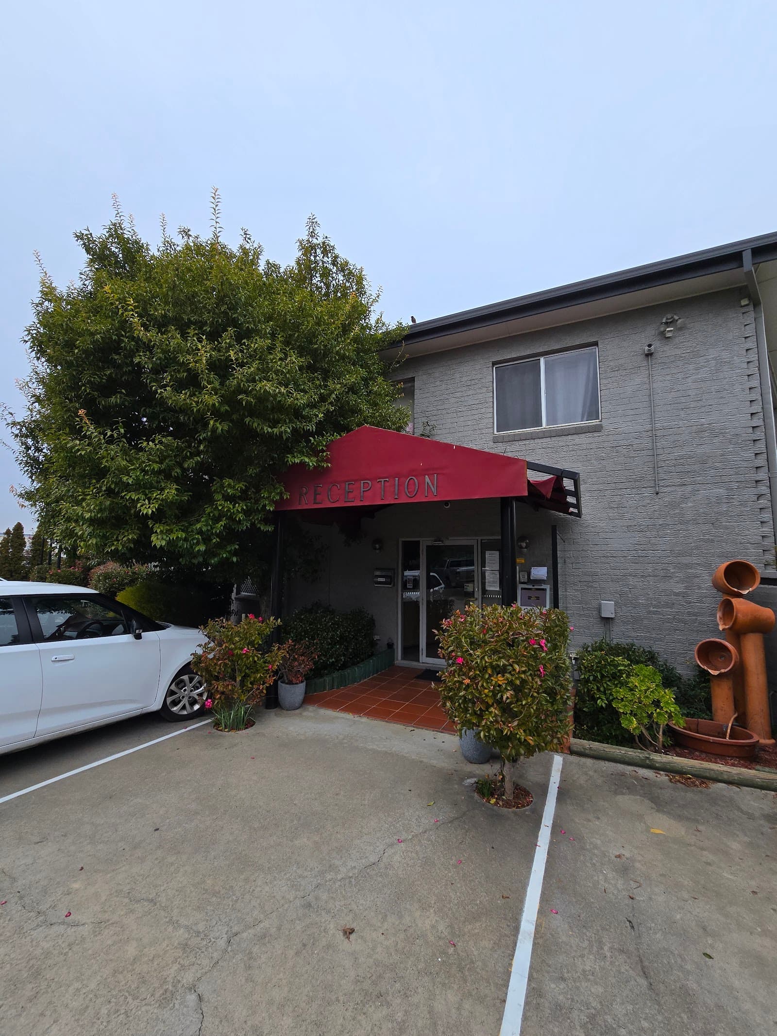 Crest Motor Inn — Tuggeranong, Canberra