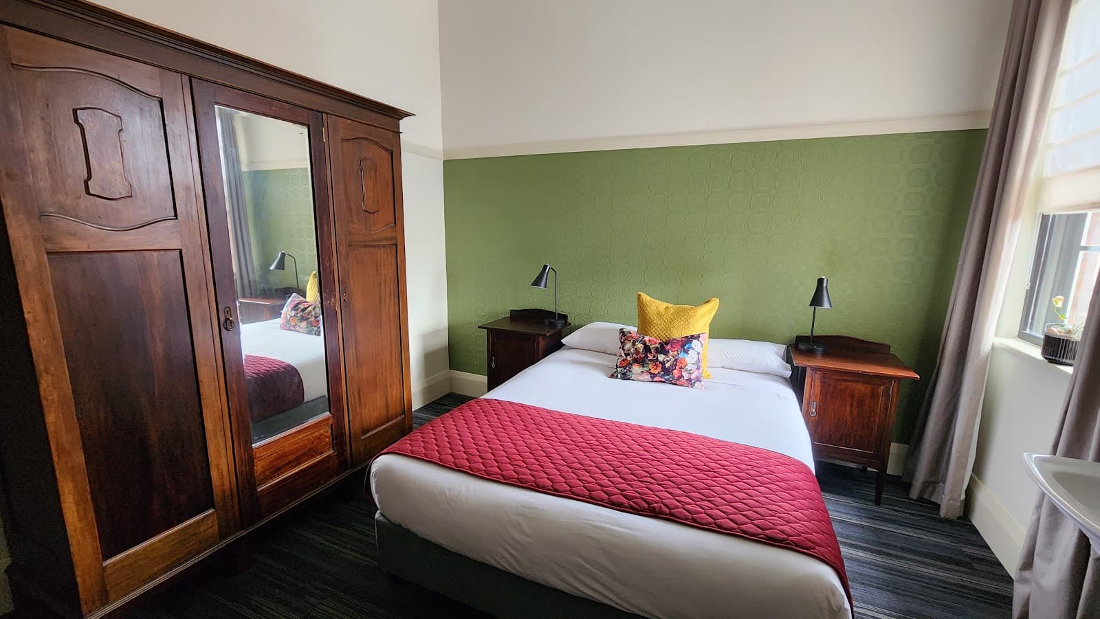 Hotel Queanbeyan — Tuggeranong, Canberra